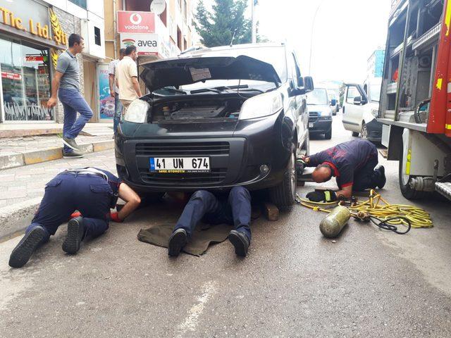 Aracın motoruna giren yavru kedi, 3 saatte kurtarıldı