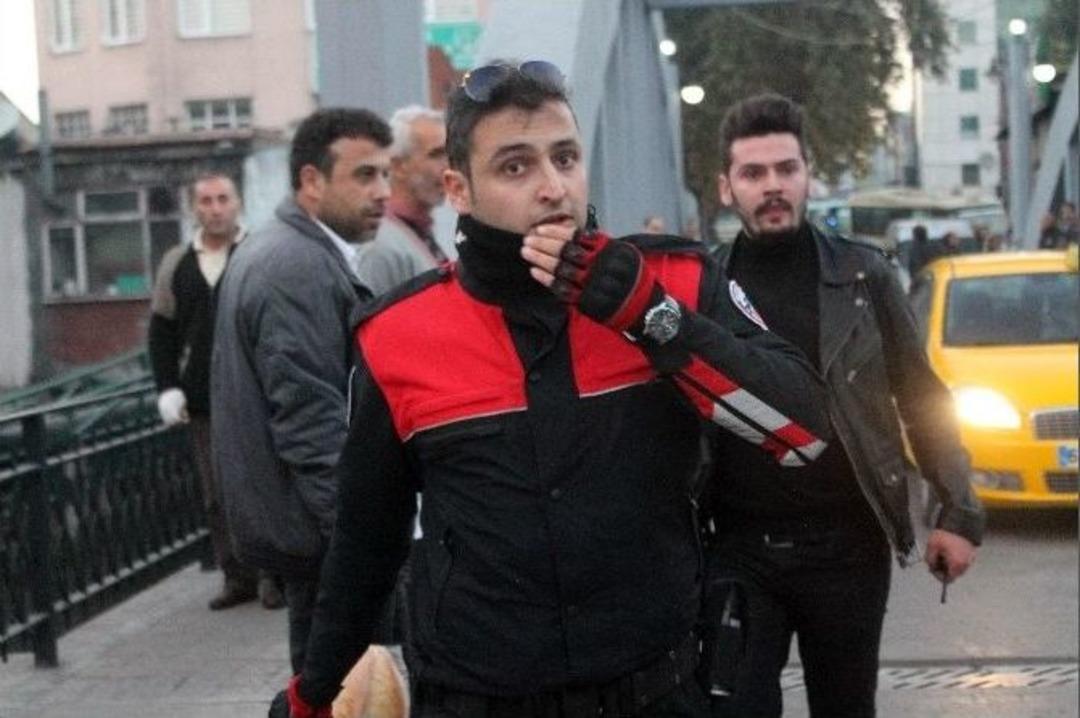 Polisten Ka&ccedil;arken Dereye Atladı