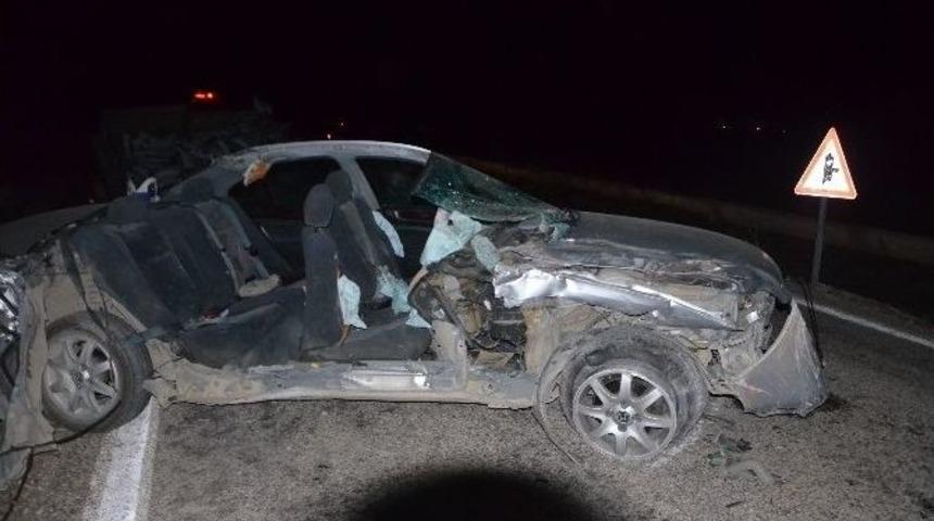 Otomobil Trakt&ouml;re &Ccedil;arptı: 3 Yaralı