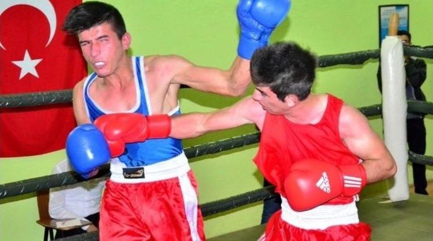 Adana&rsquo;da Boks Se&ccedil;melerine 26 Sporcu Katıldı