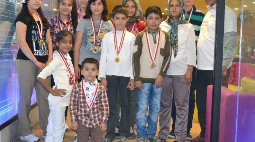 Piazza&rsquo;da L&ouml;semili &Ccedil;ocukların Bowling Keyfi