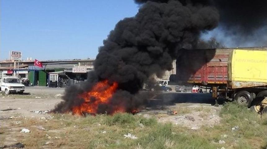 Yakılan Lastikleri İtfaiye S&ouml;nd&uuml;rd&uuml;