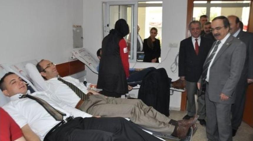 Vali Coş, Kan Merkezini Ziyaret Etti