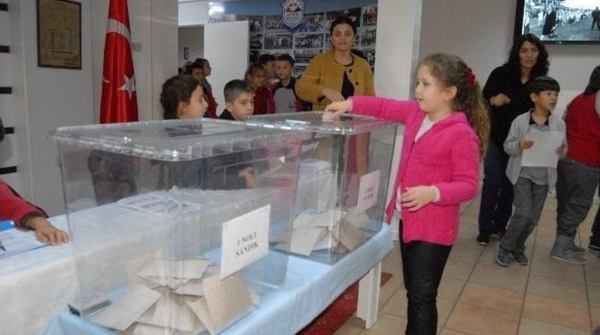 İlkokul &Ouml;ğrencileri Sandığa Gitti