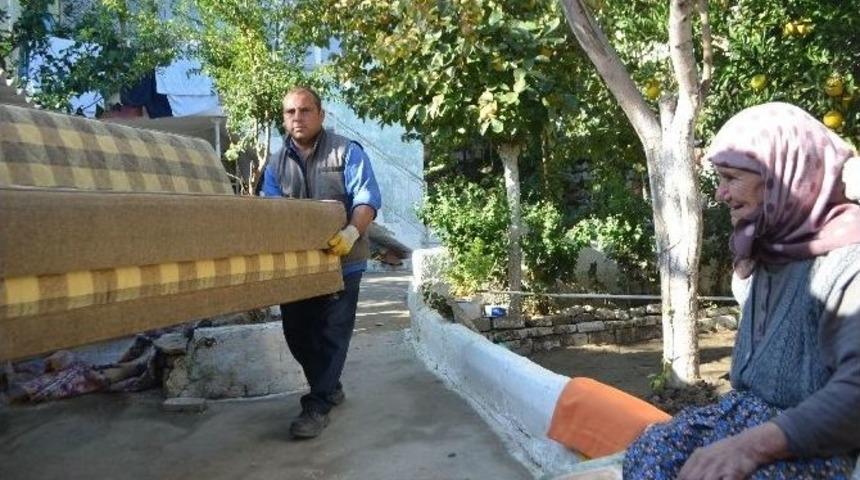 Başkan Toyran, Yaşlı Kadına Yardım Eli Uzattı