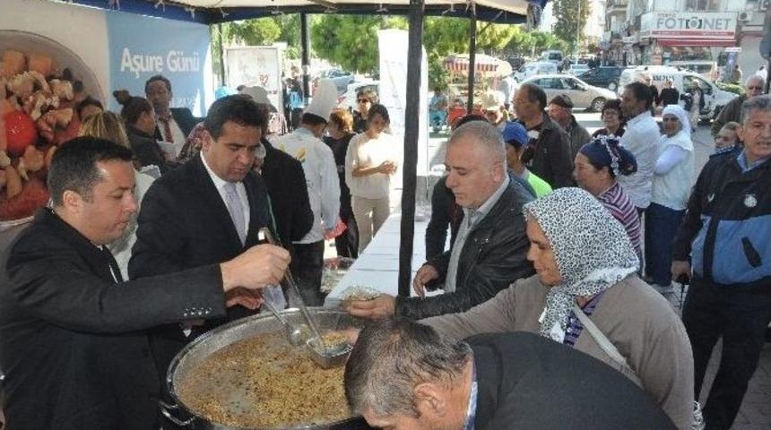 Kuşadası Belediyesi, 5 Bin Kişiye Aşure Dağıttı