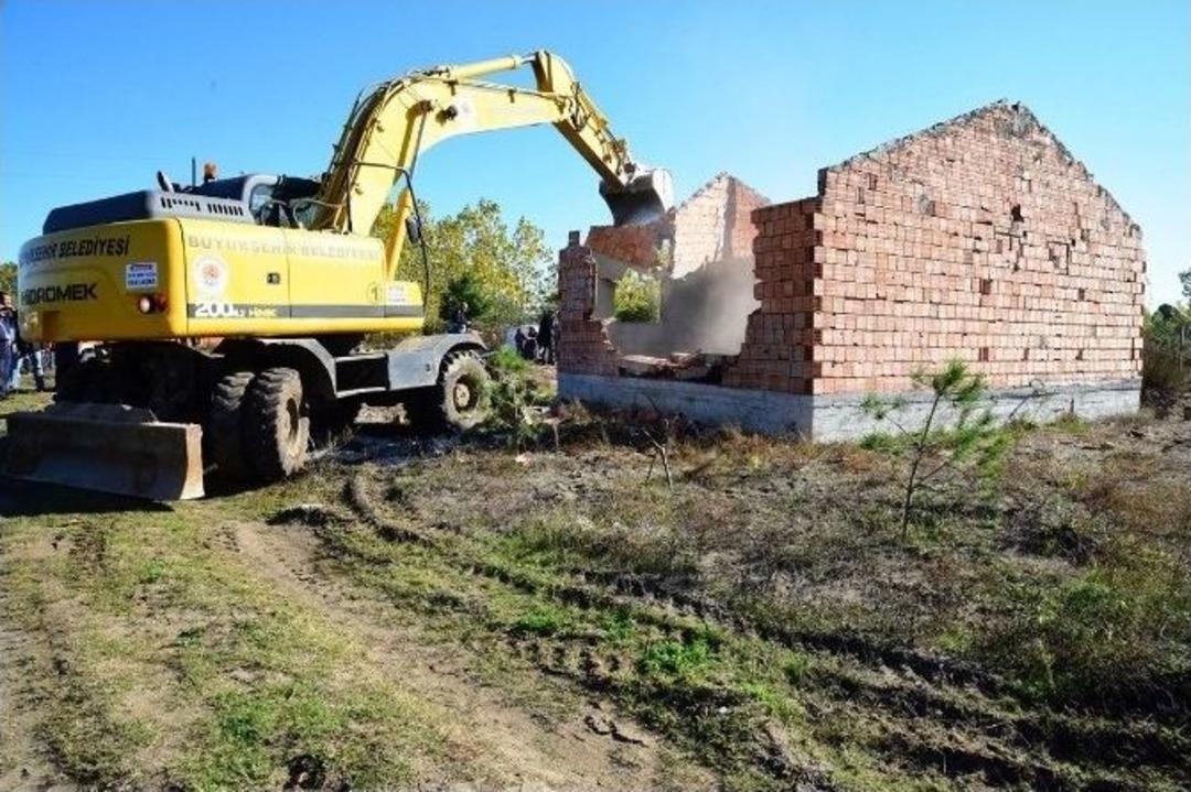 Deniz Kenarındaki Ka&ccedil;ak Binaların Yıkımı Devam Ediyor