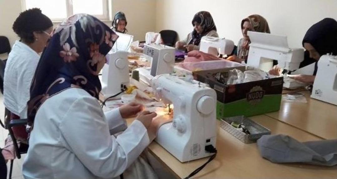 Esmek, Sekt&ouml;rlere Ara Eleman Yetiştiriyor