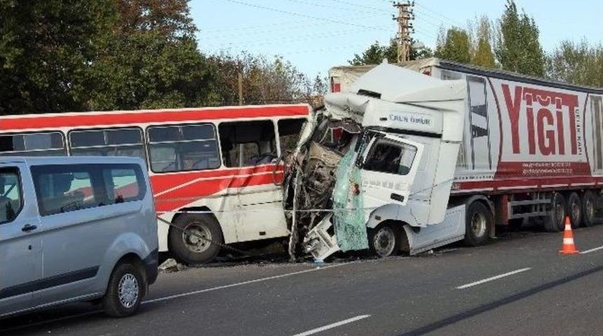 Kayseri&rsquo;de Trafik Kazası: 2 &Ouml;l&uuml;, 12 Yaralı