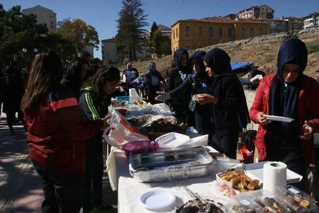 Yozgat Zübeyde Hanım Kız Meslek Lisesi Kütüphane Kurmak İçin Kermes Düzenledi