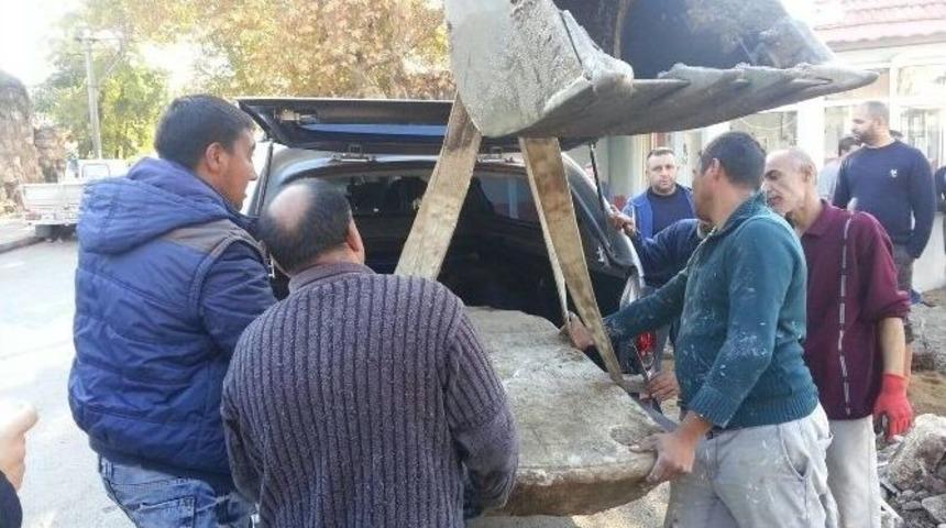 Kazı Sırasında Tarihi Kanal Ve 150 Yıllık Mezar Taşı Bulundu