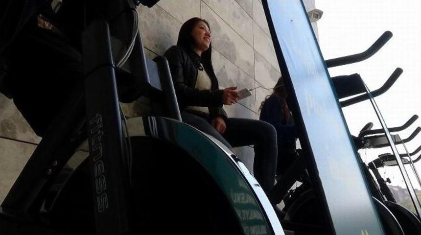 Belediyeye Gelen Vatandaşlar Pedal &Ccedil;evirerek Hem Spor Yapıyor, Hem Cep Telefonlarını Şarj Ediyor