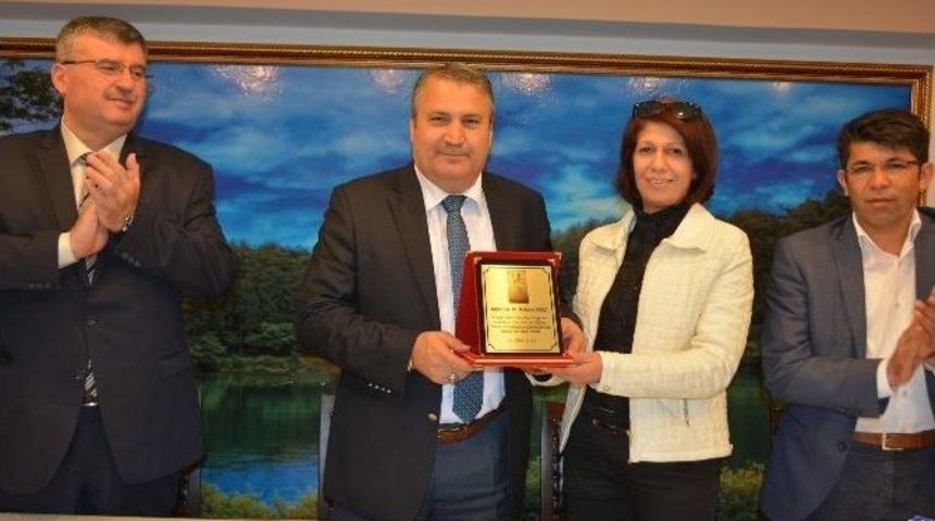 Muhtarlardan Başkan &Ccedil;er&ccedil;i&rsquo;ye Teşekk&uuml;r Plaketi