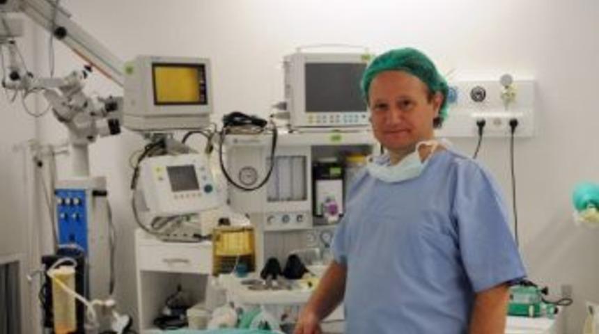 K&uuml;&ccedil;&uuml;k G&ouml;ğ&uuml;slere G&ouml;ğ&uuml;s B&uuml;y&uuml;tme Ameliyatı İle Estetik &Ccedil;&ouml;z&uuml;m