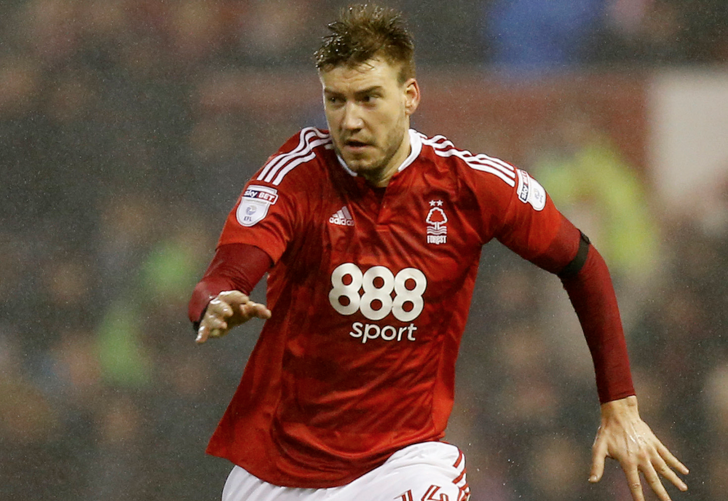 Nicklas Bendtner ve sevgilisi çırılçıplak denize girdi! G1