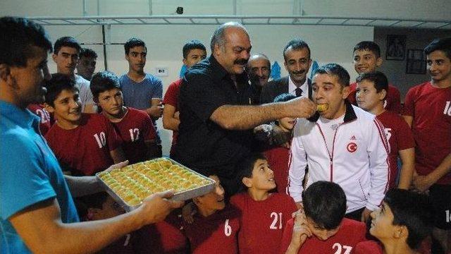 Şampiyondan Minik Güreşçilere ‘el Ense’ Tüyosu