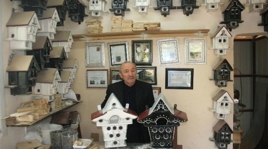 Kuşlar Ve Kediler İ&ccedil;in Kafes Yapıyor