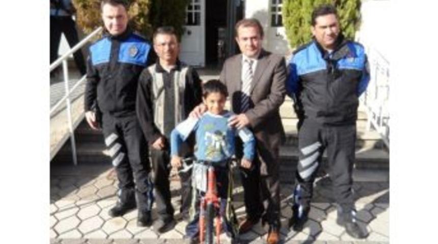 Emniyetten &Ouml;ğrencilere Bisiklet Hediyeleri S&uuml;r&uuml;yor