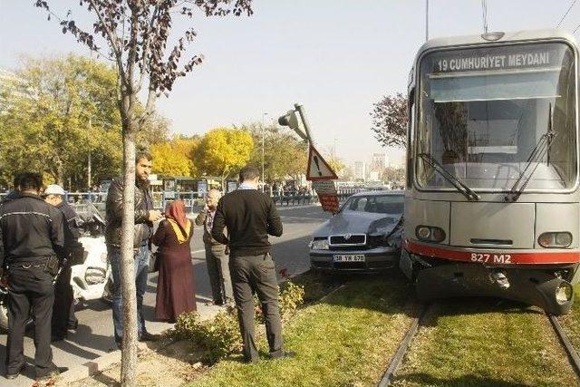 Otomobil İle Tramvay Çarpıştı