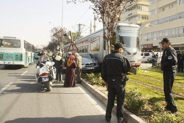 Otomobil İle Tramvay Çarpıştı