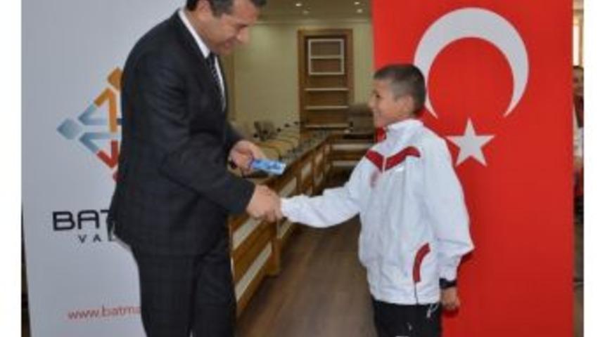 &Ouml;ğrenciler &Ouml;d&uuml;llerini Vali &Ccedil;elik&rsquo;ten Aldı