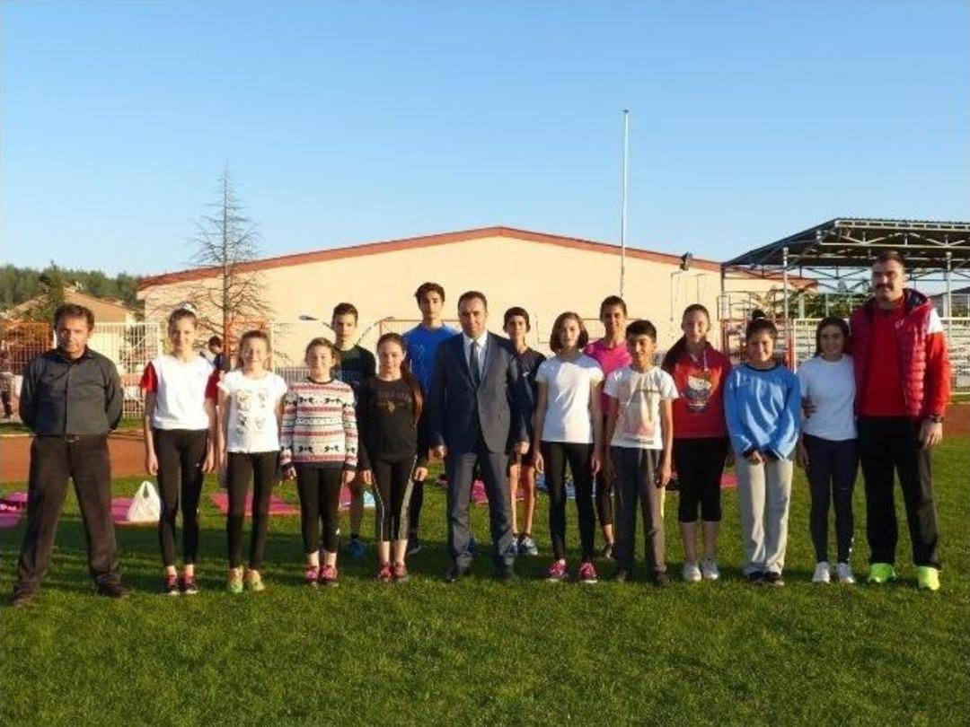 İl M&uuml;d&uuml;r&uuml; Yıldız&rsquo;dan Atletizm Antrenmanına Ziyaret