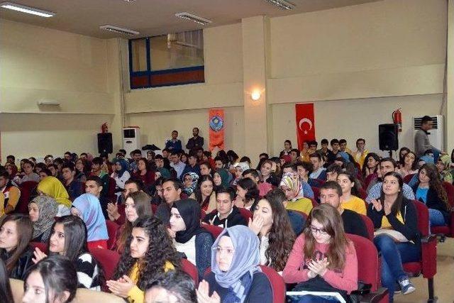 Kelkit’te Üniversite Öğrencilerine Obezite Ve Yeme Bozuklukları Semineri Verildi