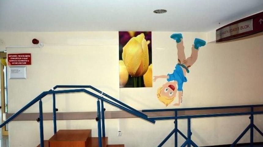 Nevşehir&rsquo;de Hasta Refakat&ccedil;ısı Hastane Duvarlarını Resimlerle Donattı