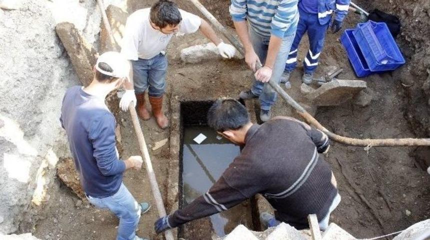 Fo&ccedil;a&rsquo;da 2500 Yıllık Lahitler Buldu