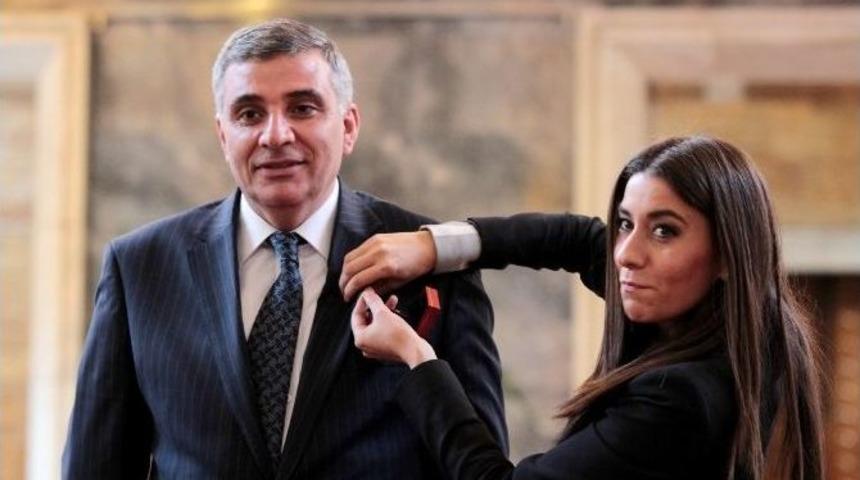 Vekilin Rozetini Gazeteci Taktı