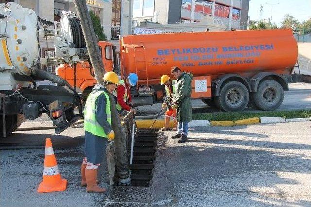 Beylikdüzü’nde Yağmur Suyu Izgaraları Titizlikle Temizleniyor