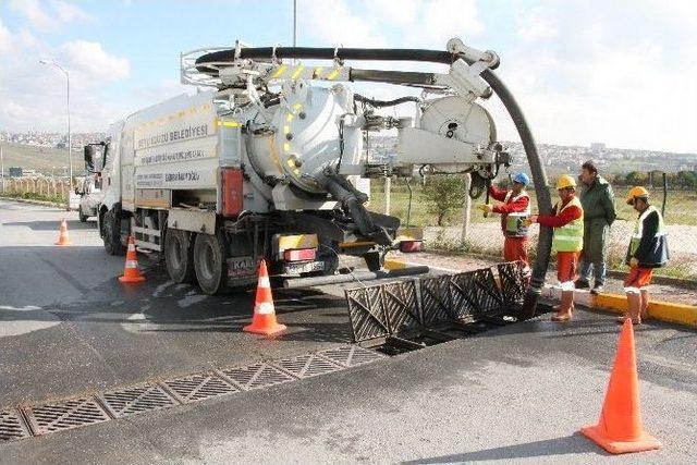 Beylikdüzü’nde Yağmur Suyu Izgaraları Titizlikle Temizleniyor