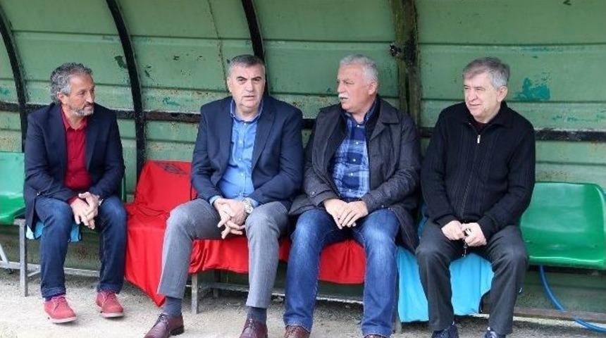 Başkan Zeki To&ccedil;oğlu Sakaryasporlu Futbolcularla Bir Araya Geldi