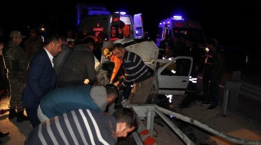 Otomobil Bariyerlere Saplandı: 2 Yaralı