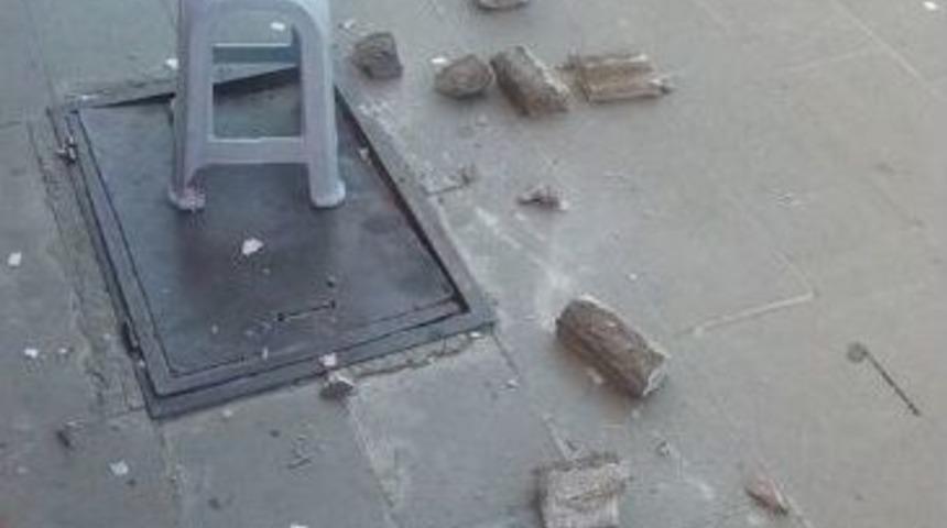 Balkondaki Betonlar Kaldırıma D&uuml;şt&uuml;