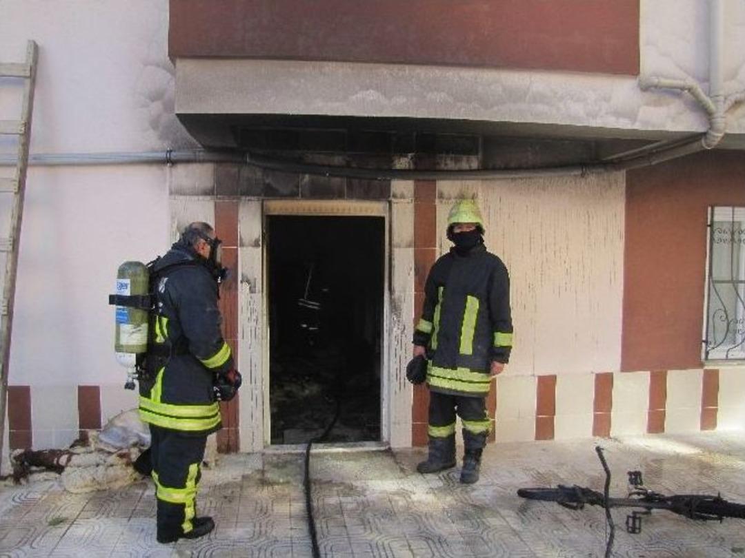 Yangında Mahsur Kalan Vatandaşları İtfaiye Kurtardı