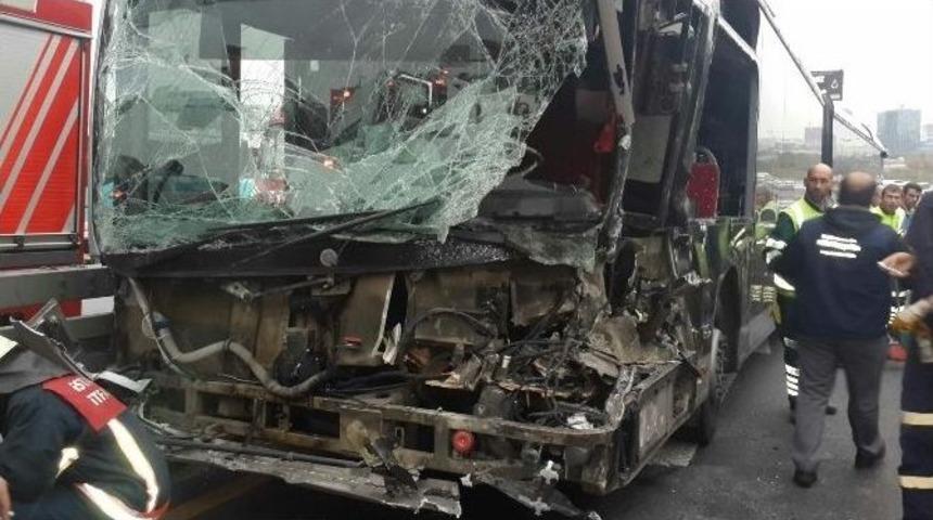 Metrob&uuml;s, Otomobille Kafa Kafaya &Ccedil;arpıştı: 5 Yaralı