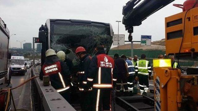 Metrobüs, Otomobille Kafa Kafaya Çarpıştı: 5 Yaralı 1