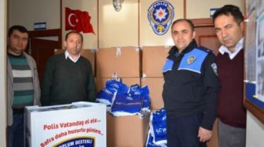 Polis, &Ccedil;ocuklara Sevgiyle Uzanıyor