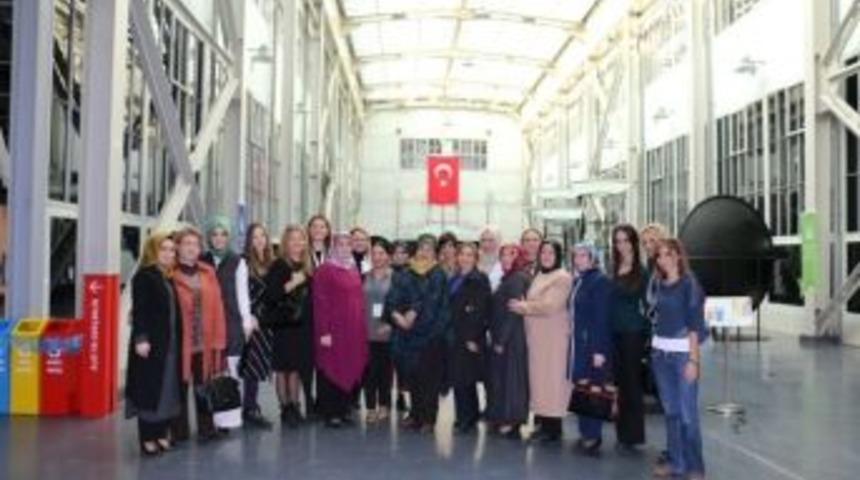 Protokol Eşleri Bilim Merkezi&rsquo;ne Hayran Kaldı