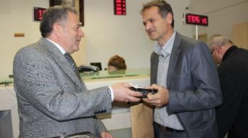 Ptt Hatay Şubesi M&uuml;şterilerine Aşure İkram Etti