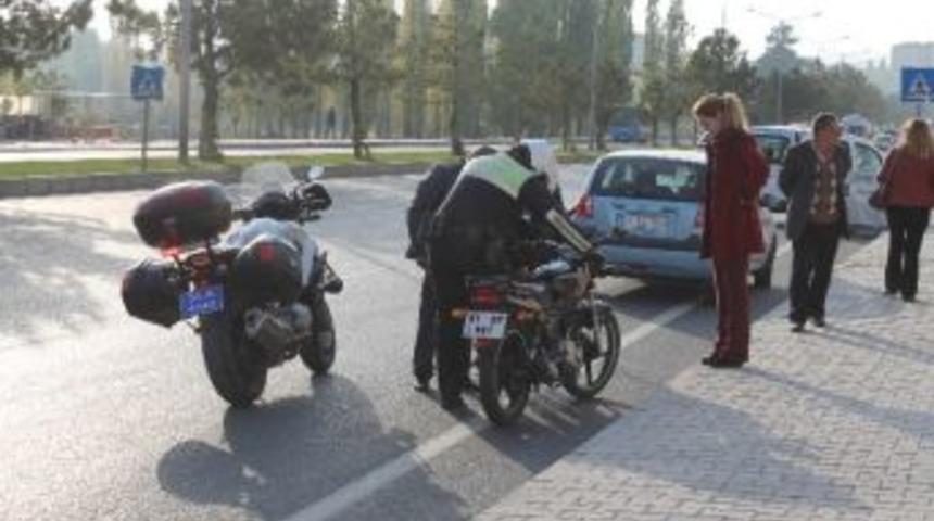 Motosiklet Yaya &Ccedil;arptı: 2 Yaralı