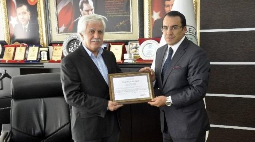 Kaymakam Kaya&rsquo;dan, Belediye Başkanı Toprak&rsquo;a &lsquo;teşekk&uuml;r&rsquo; Belgesi