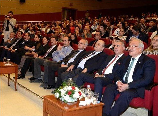 Mersin Şehir Tiyatrosu, Perdelerini “eski Çarıklar” Oyunuyla Açtı