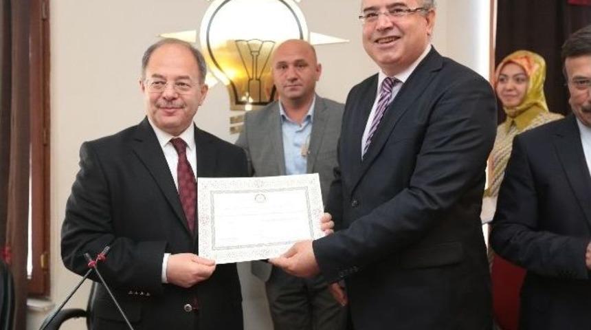Recep Akdağ Mazbatasını Aldı