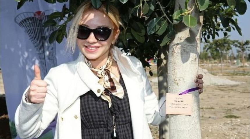 Pop M&uuml;ziği Sanat&ccedil;ısı Ece Se&ccedil;kin, Expo 2016 Antaya&rsquo;ya Ağa&ccedil; Dikti