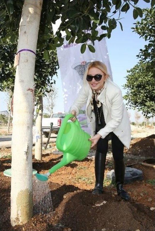 Pop Müziği Sanatçısı Ece Seçkin, Expo 2016 Antaya’ya Ağaç Dikti