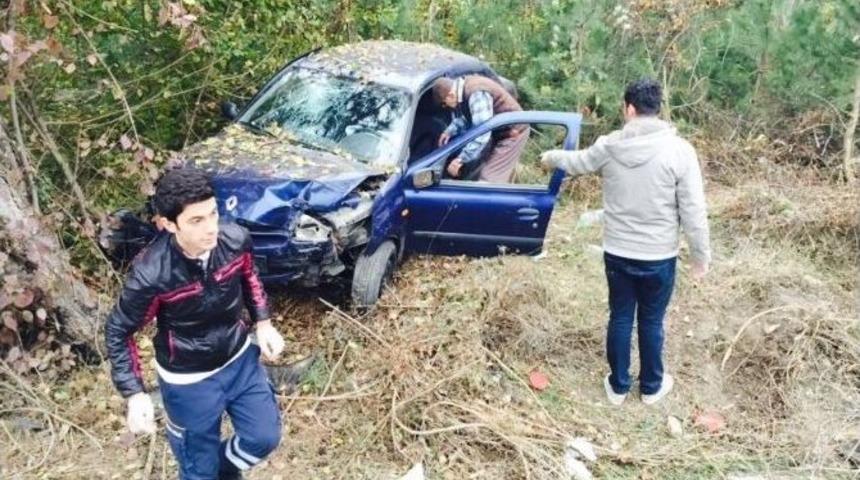 Yoldan &Ccedil;ıkan Otomobil Ağaca &Ccedil;arparak Durabildi