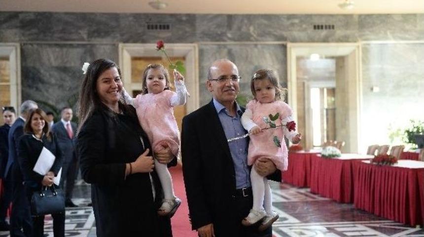 Maliye Bakanı Şimşek, Meclis’e İkiz Kızlarıyla Geldi