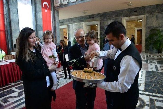 Maliye Bakanı Şimşek, Meclis’e İkiz Kızlarıyla Geldi